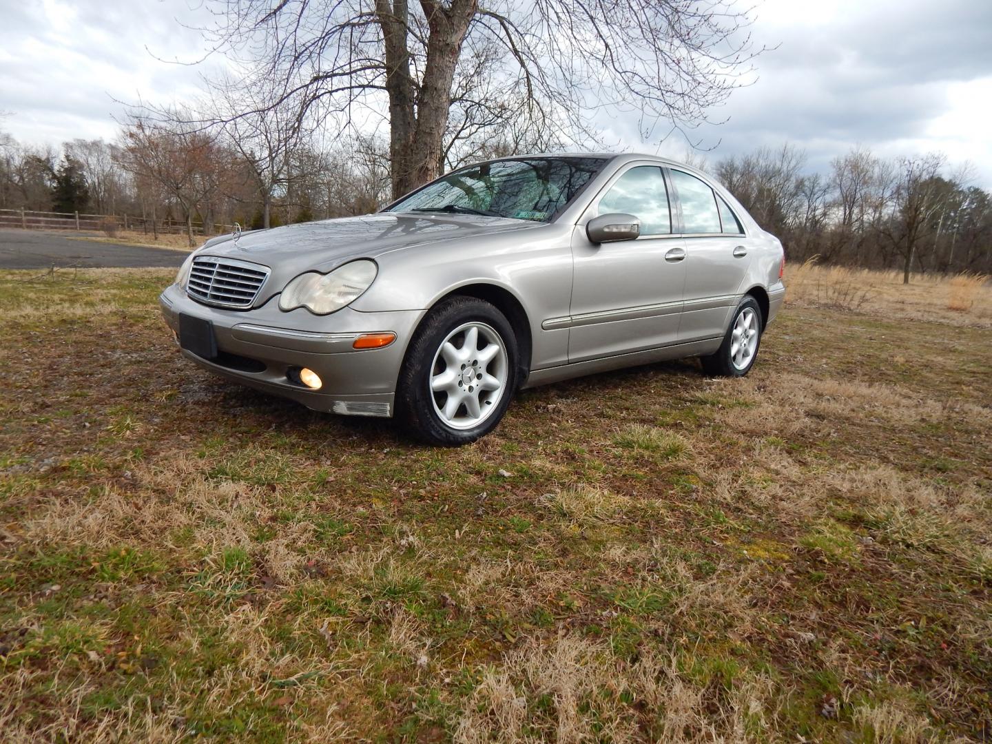 2003 Gold /Black Leather Mercedes-Benz C-Class C240 sedan (WDBRF81J03F) with an 2.6L V6 SOHC 18V engine, Automatic transmission, located at 6528 Lower York Road, New Hope, PA, 18938, (215) 862-9555, 40.358707, -74.977882 - Photo#5